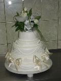 Svadbena torta sa svilenim mašnama