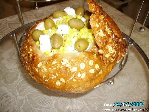 Kukuruz-salata u hlebu