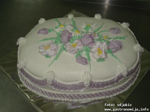 Ovalna svečana torta