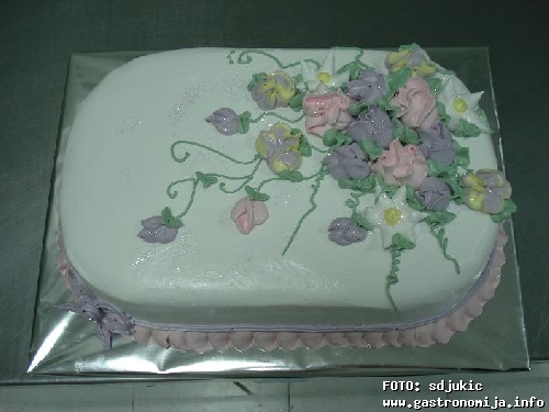 Cveće na ovalnoj torti