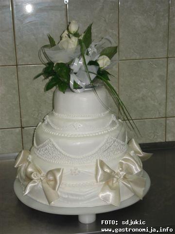 Svadbena torta sa svilenim mašnama
