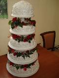 svadbena torta sa prirodnim ružama