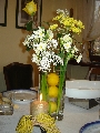 Prolećni cvetni aranžman za sto