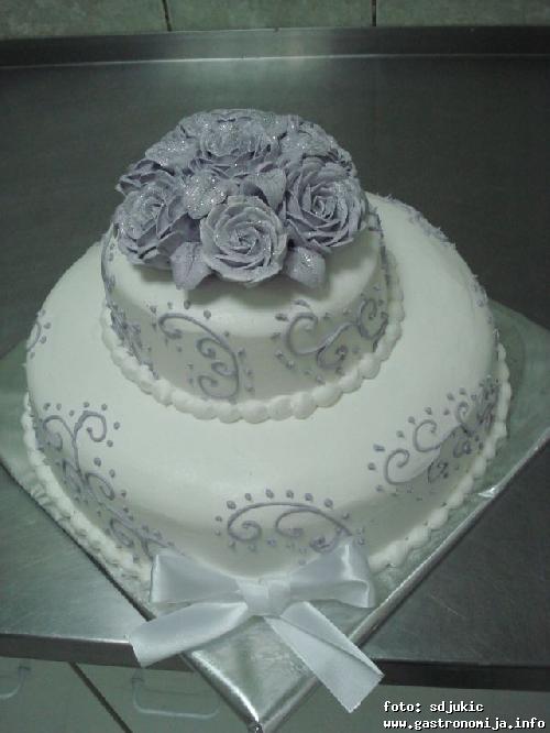 Ljubičasta svečana torta na dva sprata