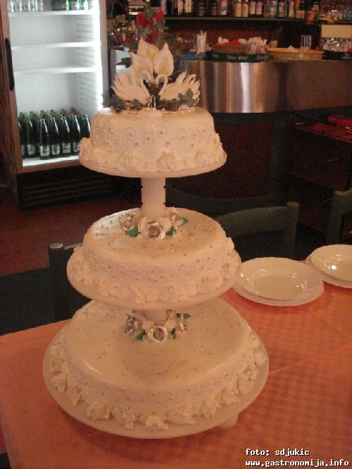 Trospratna svadbena torta