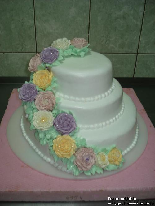 Svadbena torta sa šarenim cvećem