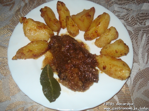 Seljacki krompir i meso grilovano u sosu