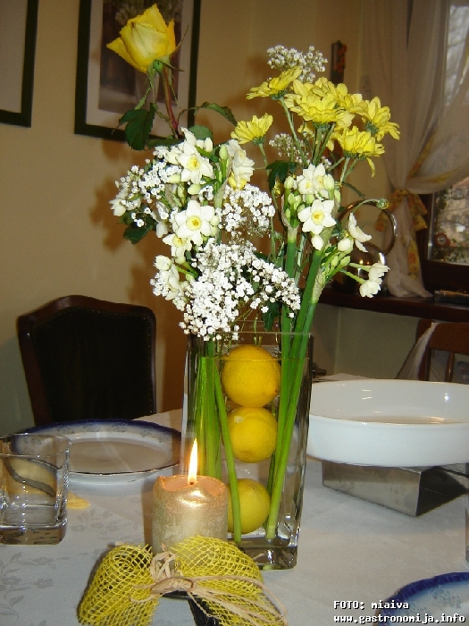 Prolećni cvetni aranžman za sto